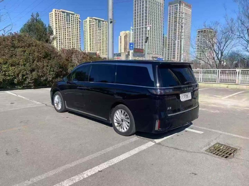 连云港23年岚图汽车梦想家8