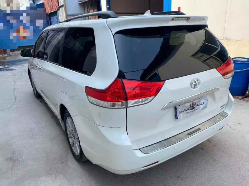 潍坊18年丰田塞纳8