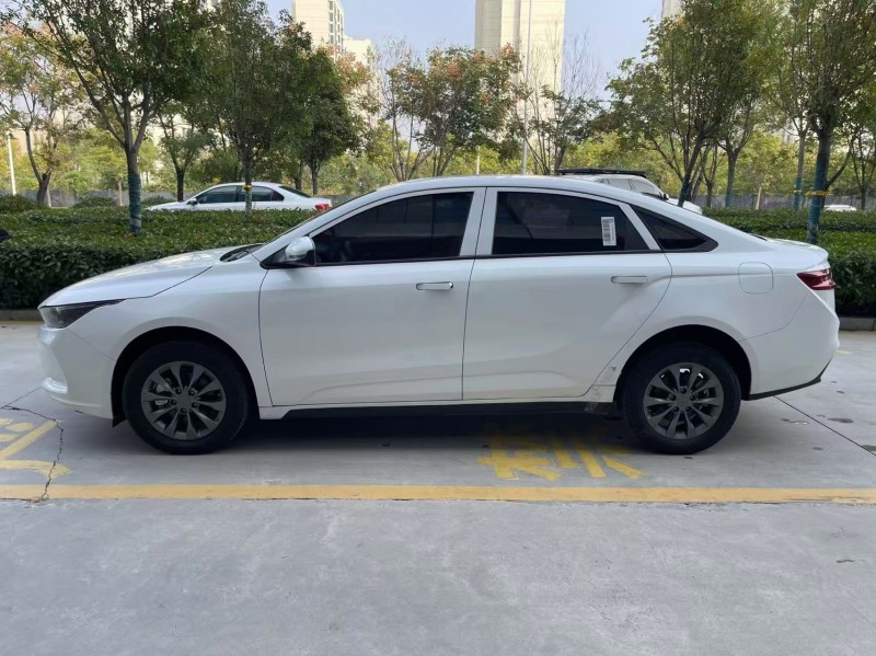 济宁24年吉利几何6