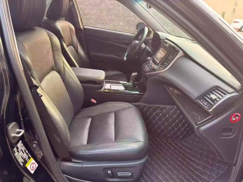 钦州18年丰田皇冠5