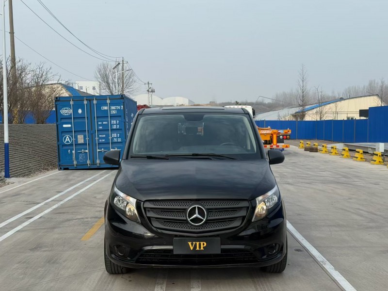 青島18年奔馳威霆1