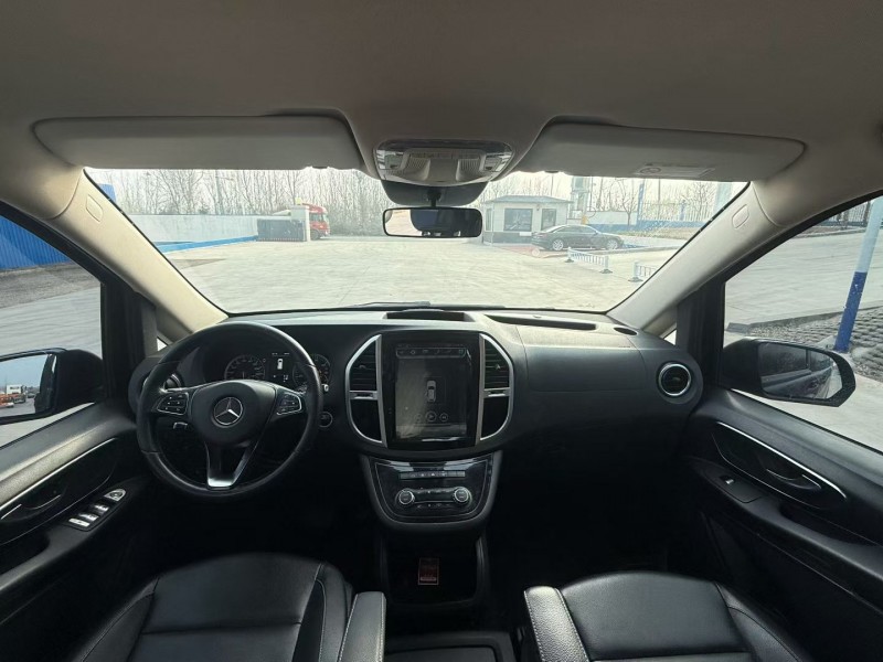 青島18年奔馳威霆4