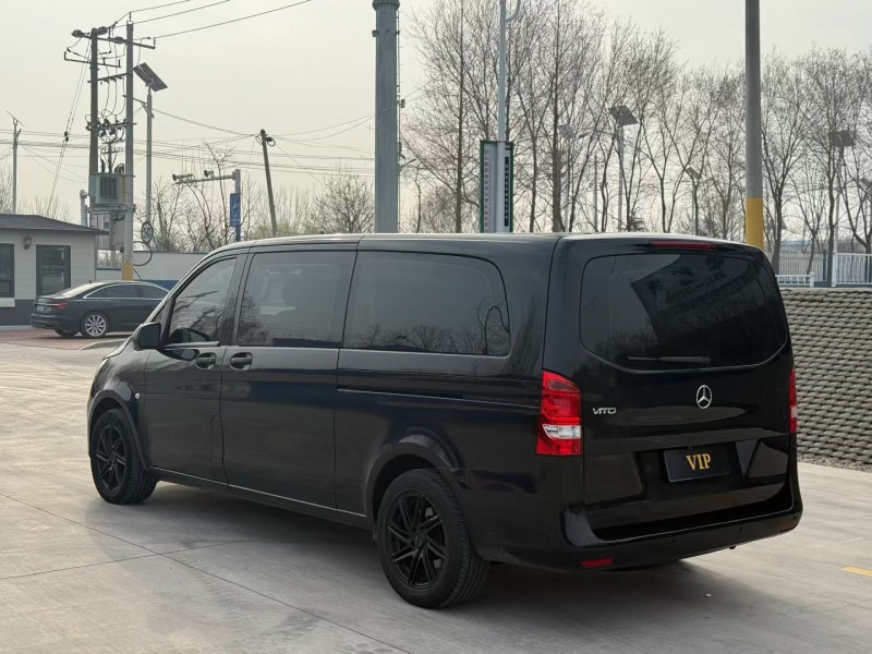 青島18年奔馳威霆7