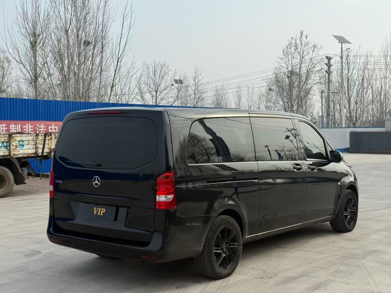 青島18年奔馳威霆8