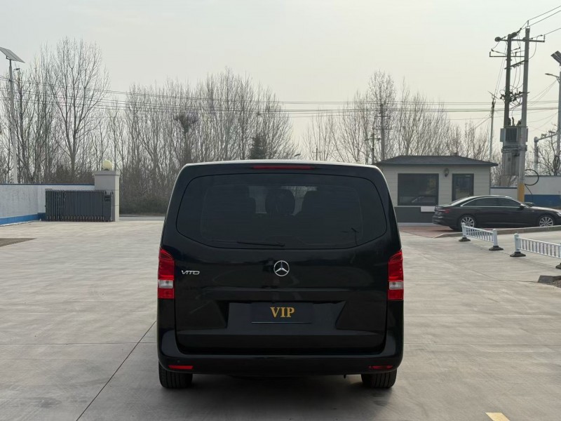 青島18年奔馳威霆9