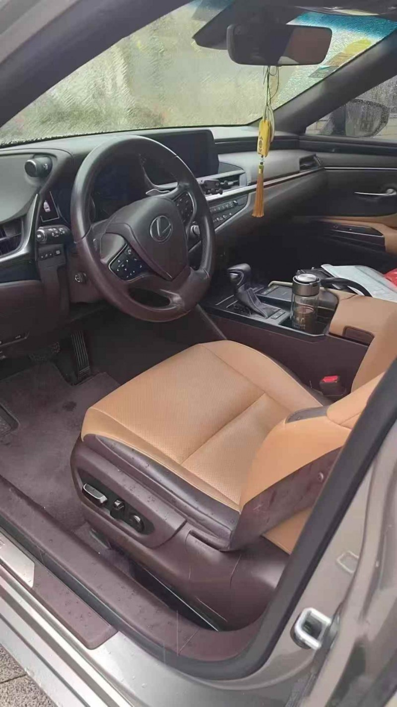 连云港21年雷克萨斯ES6