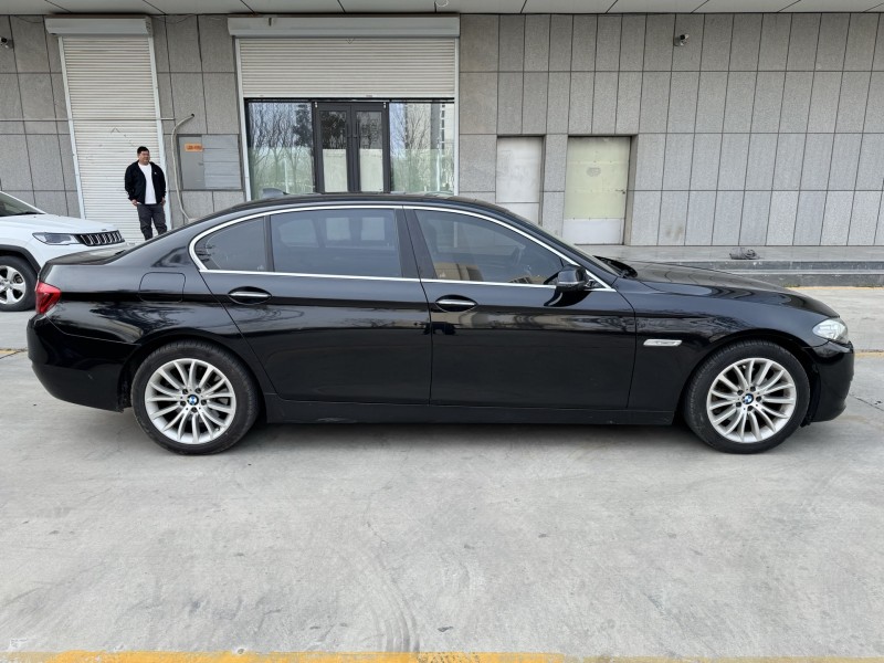 济宁17年宝马5系8