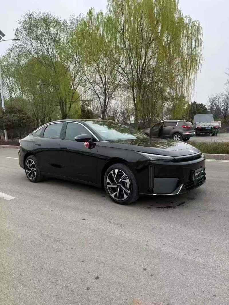 济宁25年吉利银河3