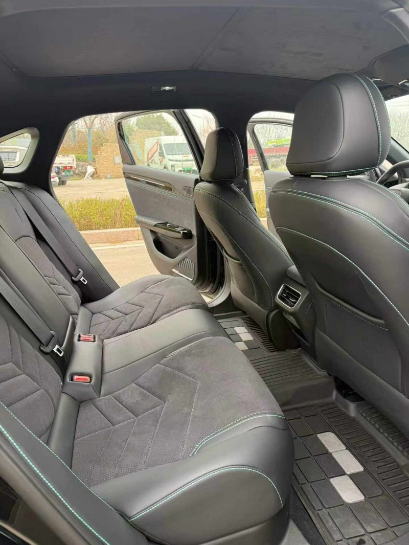 济宁25年吉利银河6