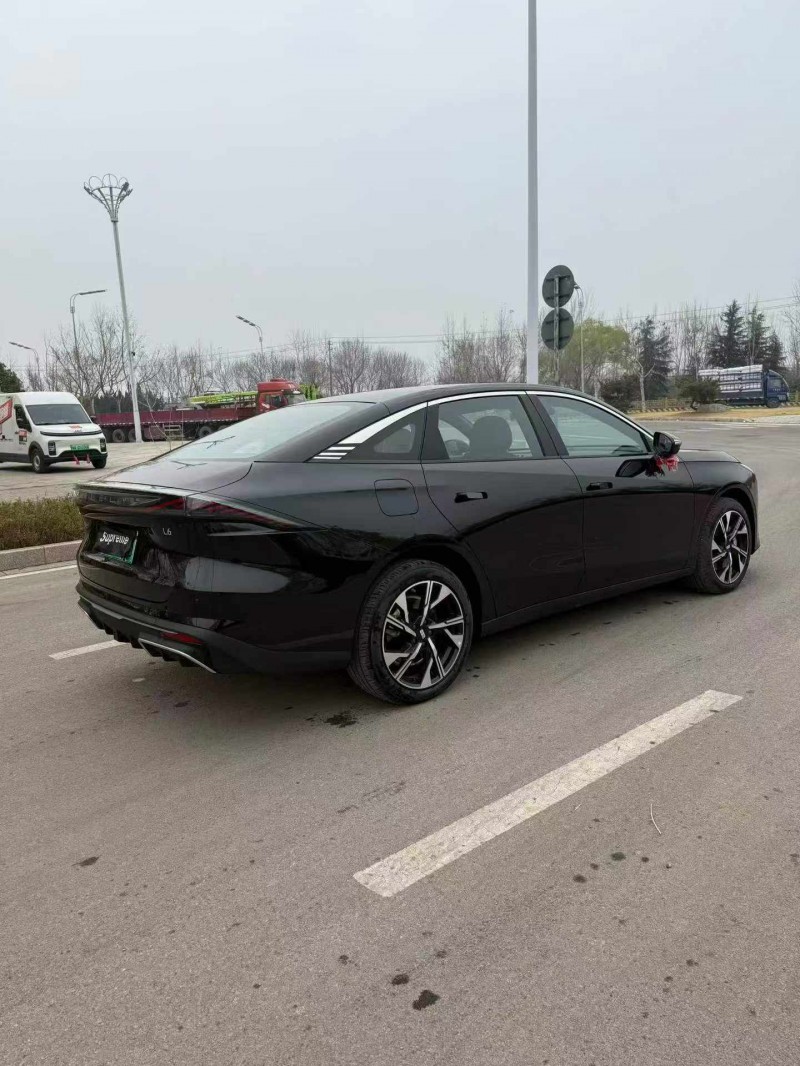 济宁25年吉利银河8