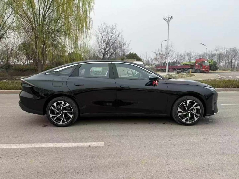 济宁25年吉利银河9