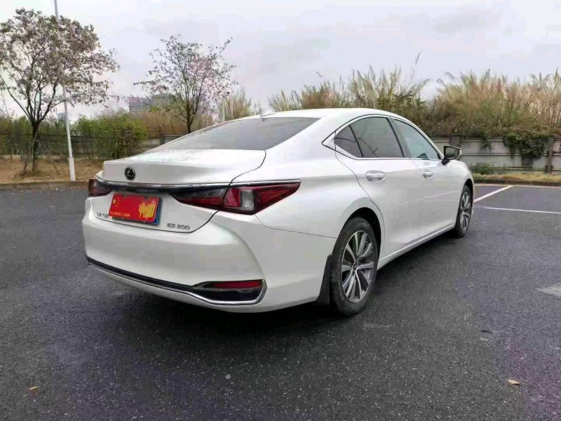 广州20年雷克萨斯ES8