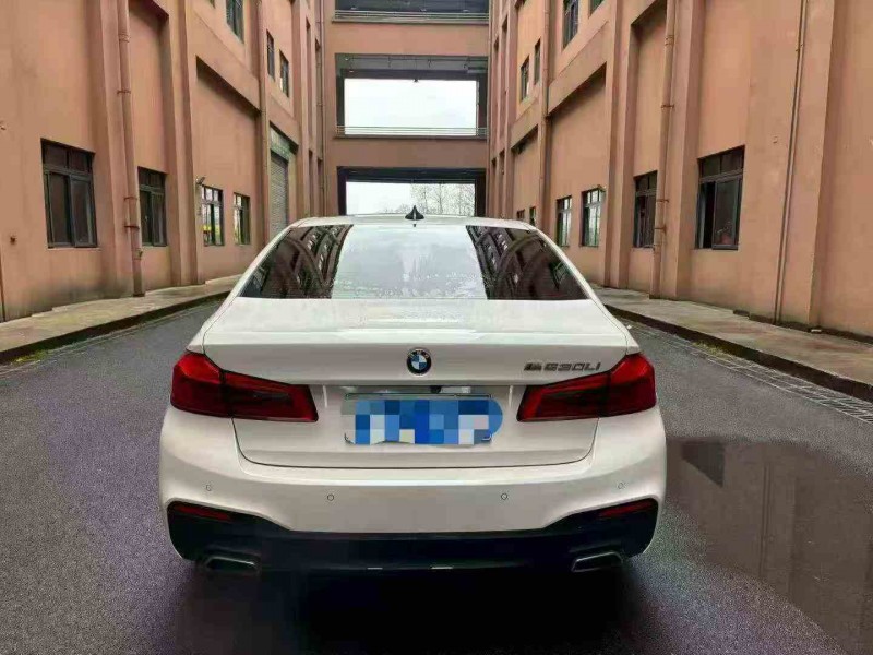 重庆17年宝马5系8