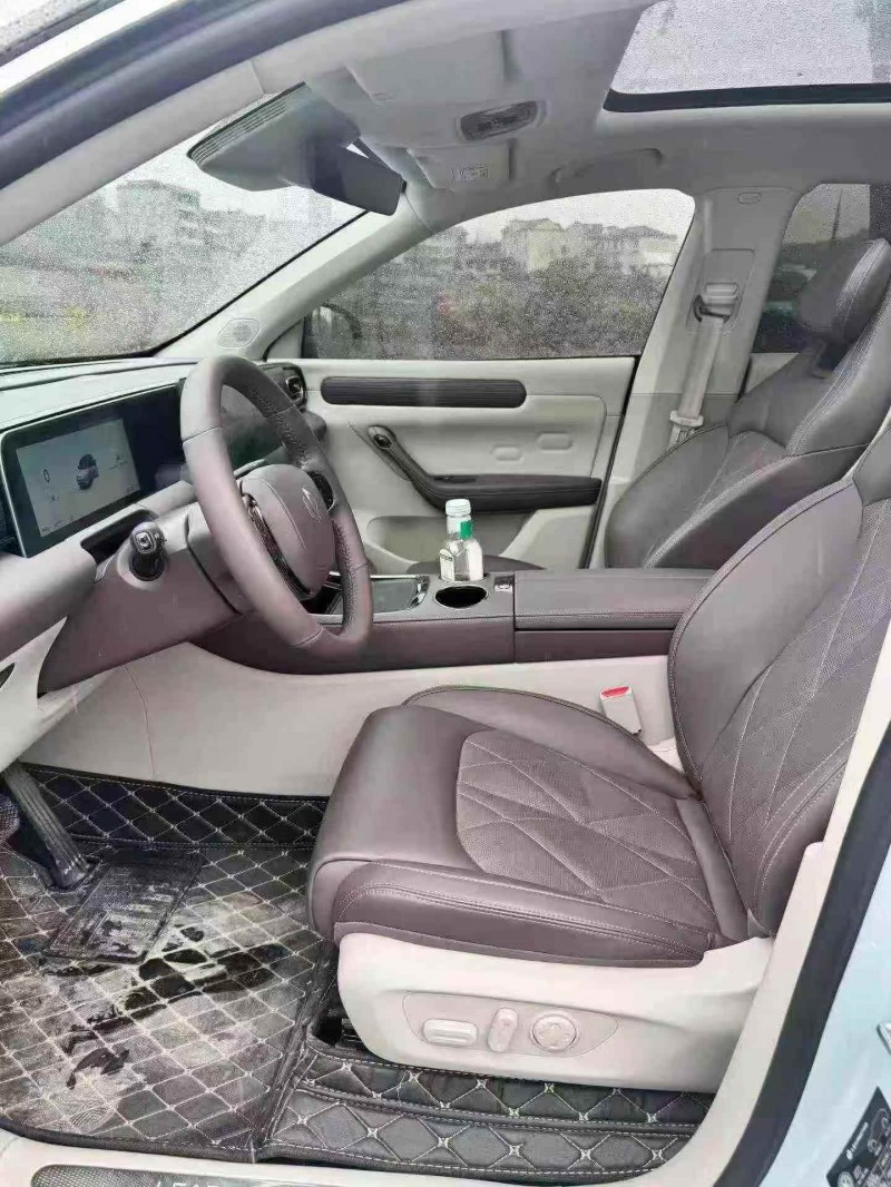 南昌25年零跑汽车C106