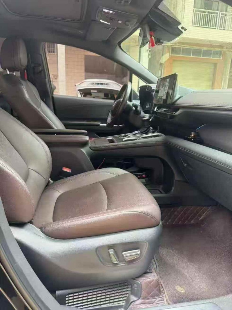 桂林22年丰田塞纳8