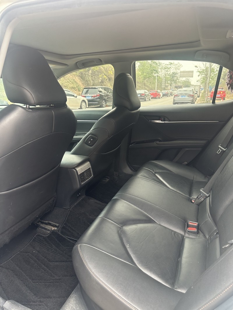 南宁19年丰田凯美瑞8