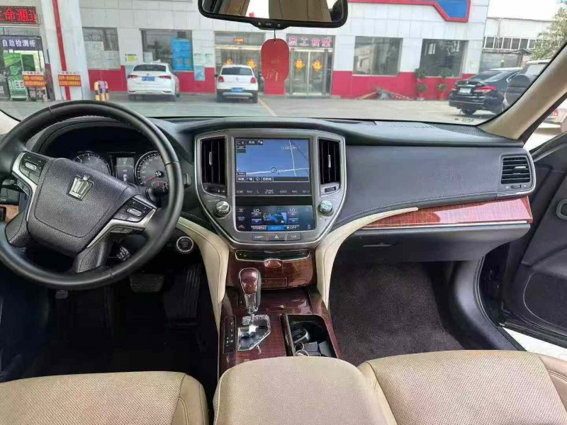 保定16年丰田皇冠6