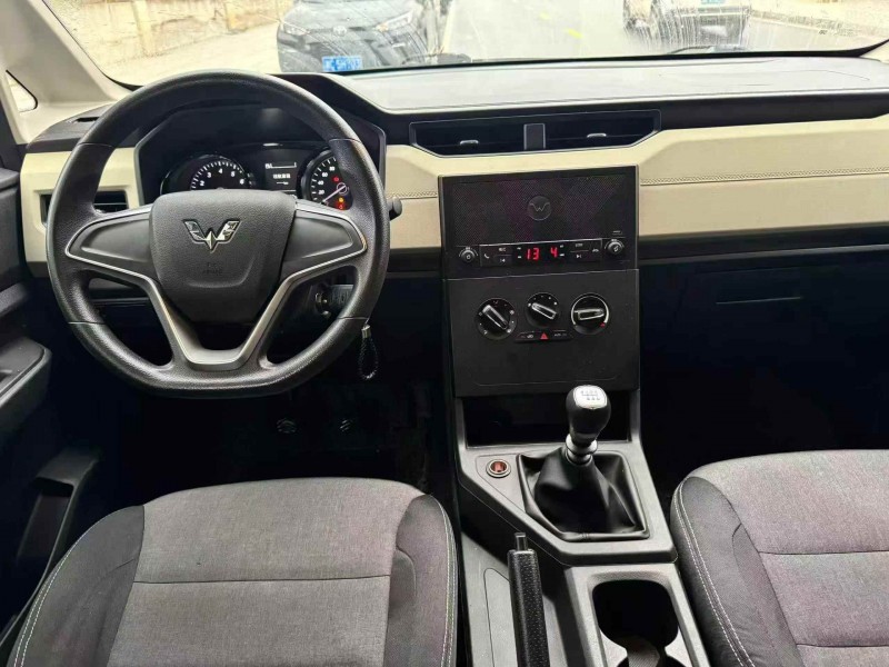 张家界19年五菱汽车宏光5