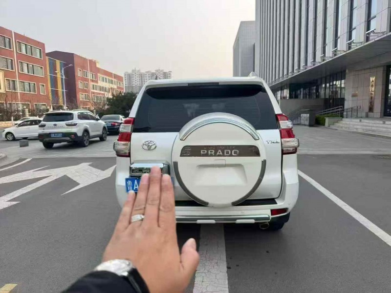 东营16年丰田普拉多8