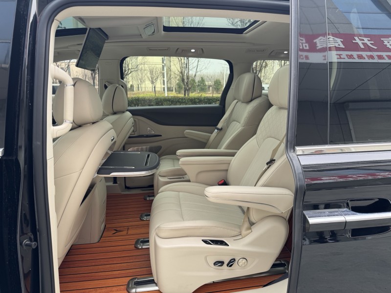 济宁24年岚图汽车梦想家4