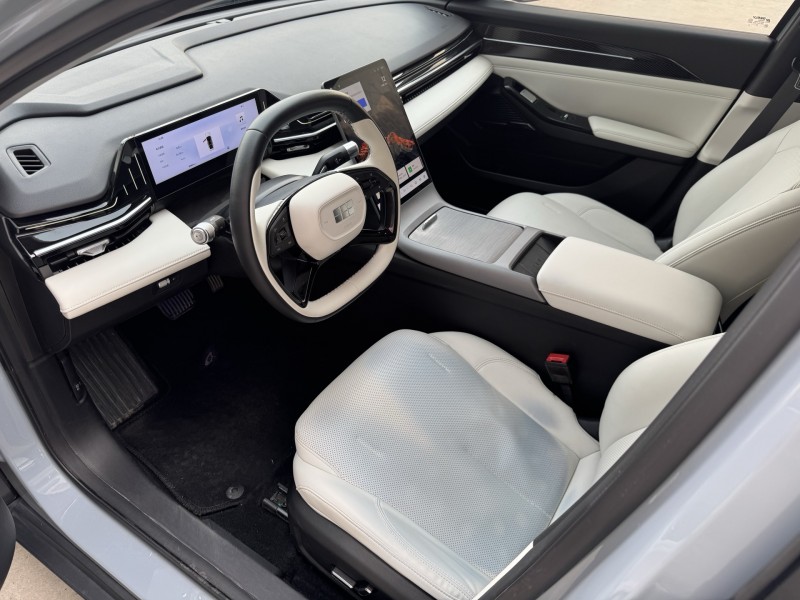 济宁24年吉利银河3