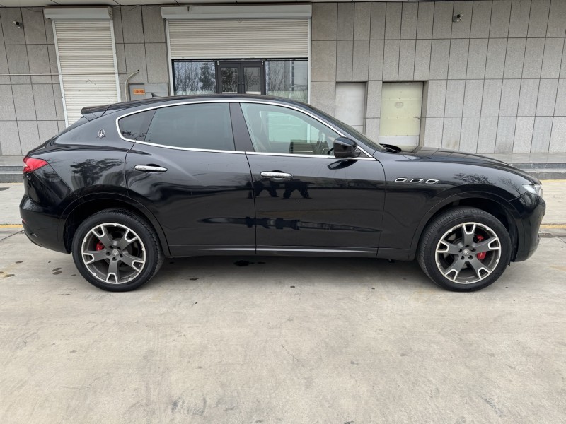 济宁17年玛莎拉蒂Levante9