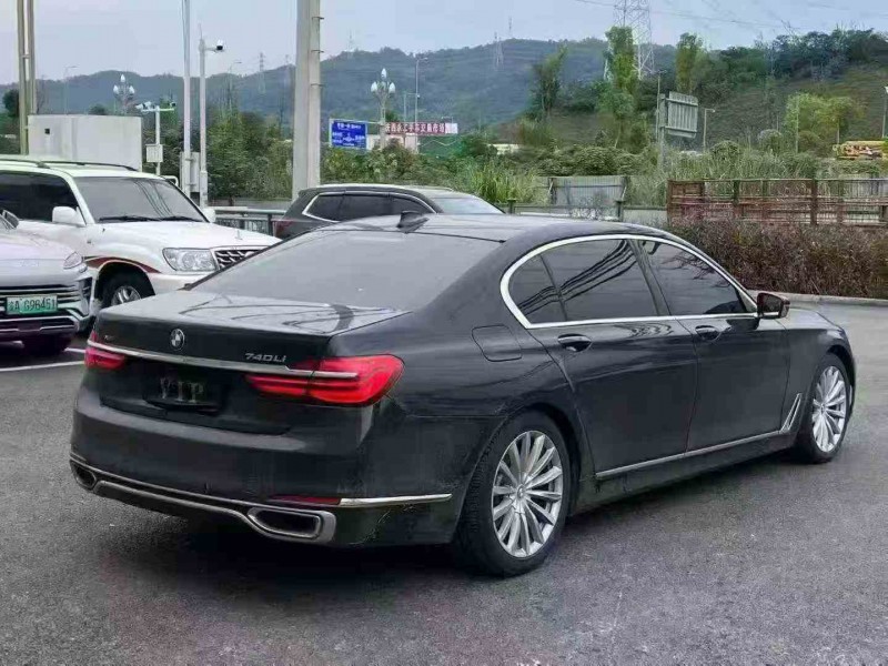 重慶17年寶馬7系8