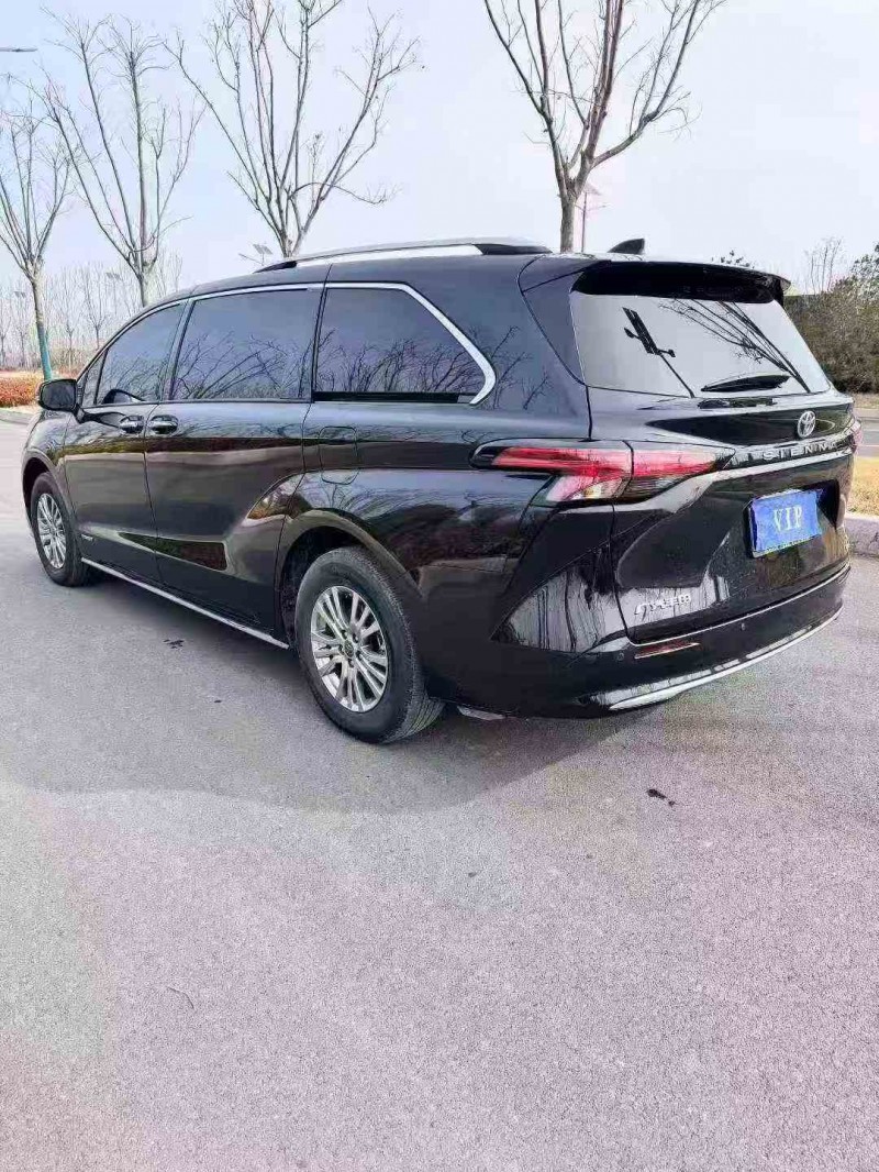 枣庄22年丰田塞纳8