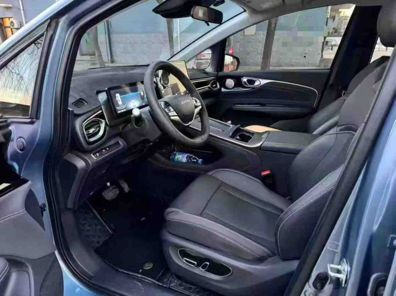 保定25年传祺埃安V5