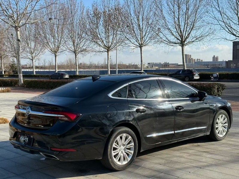 青岛20年别克君越8