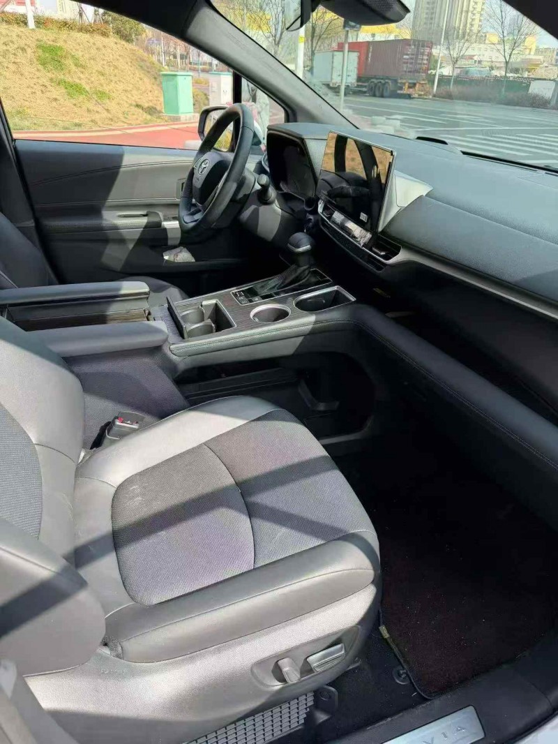 济宁25年丰田格瑞维亚5