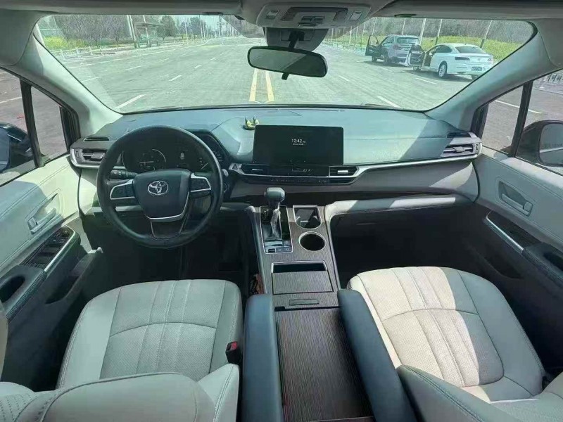 宝鸡24年丰田塞纳4