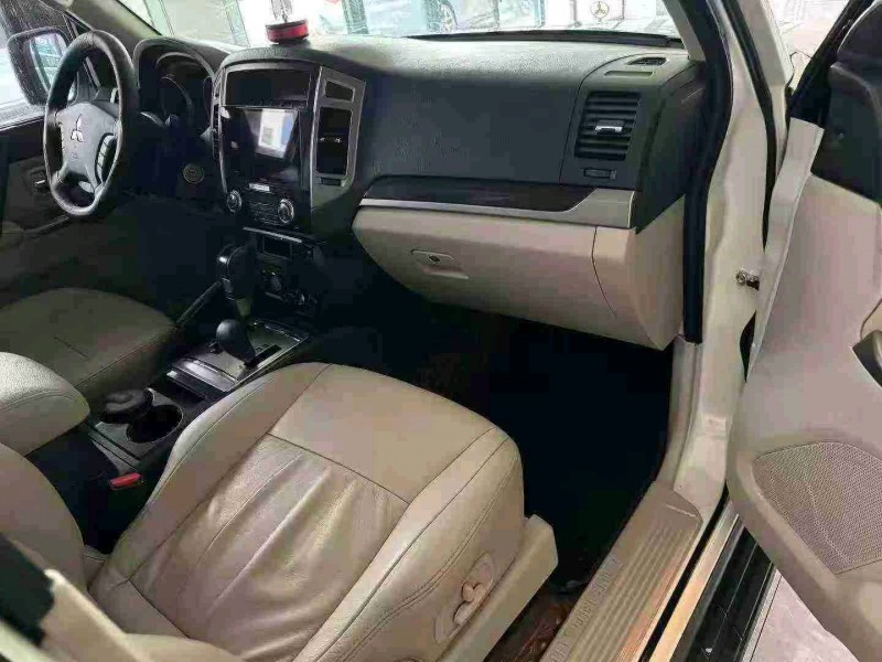 襄阳19年三菱帕杰罗8