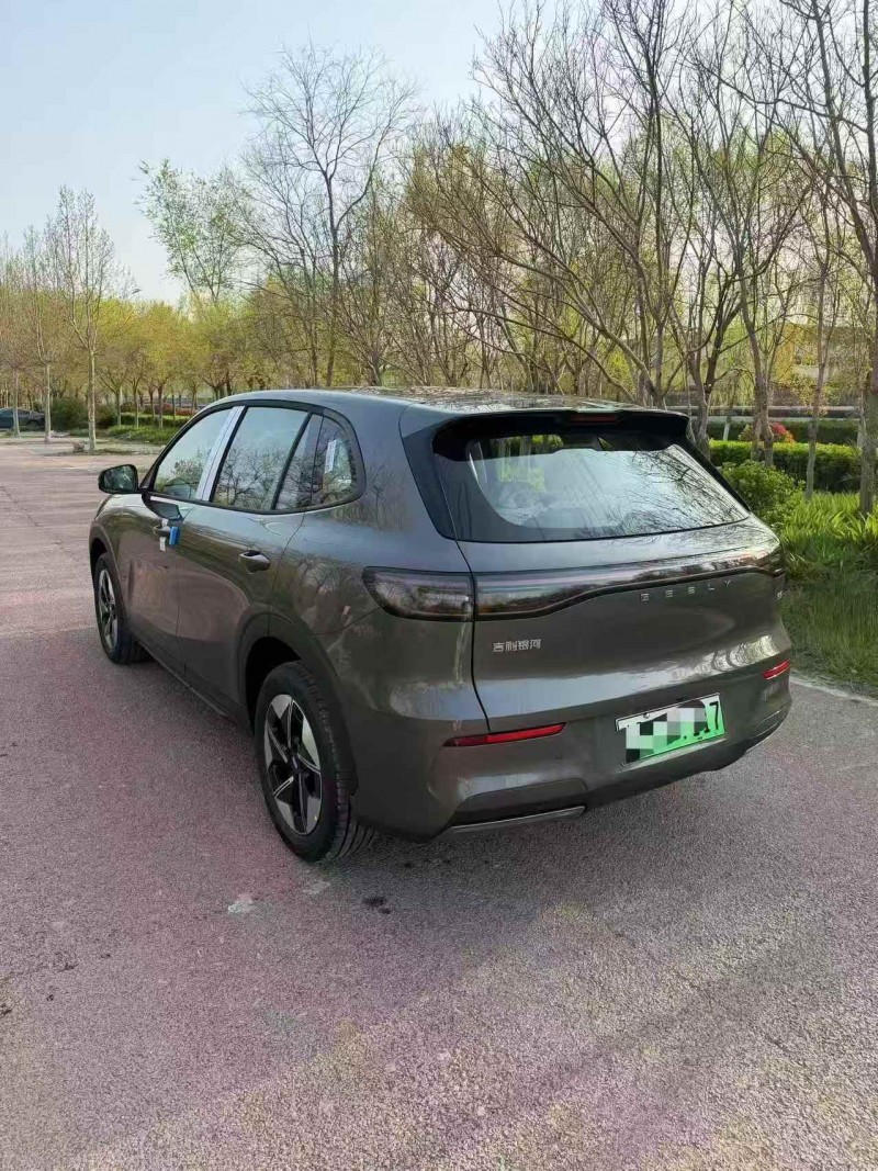 青岛25年吉利银河8