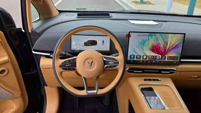 承德26年岚图汽车梦想家3