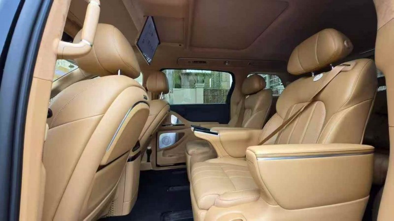 承德26年岚图汽车梦想家4