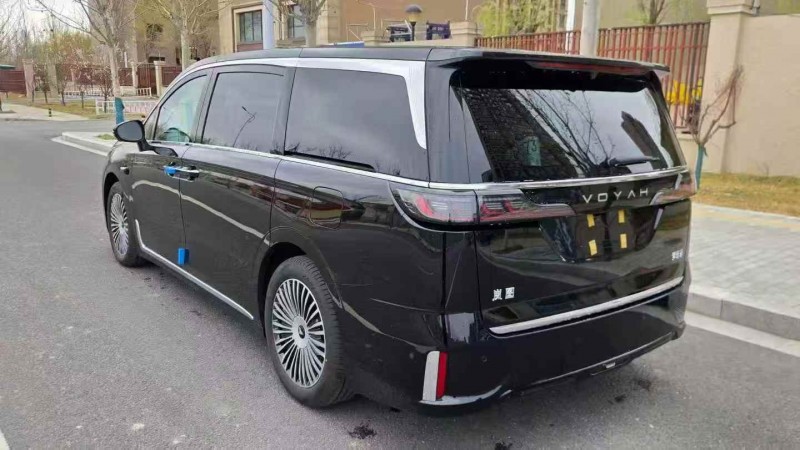 承德26年岚图汽车梦想家8