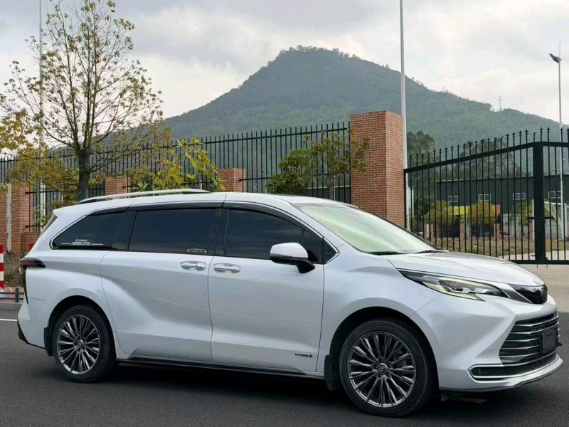 厦门22年丰田塞纳2