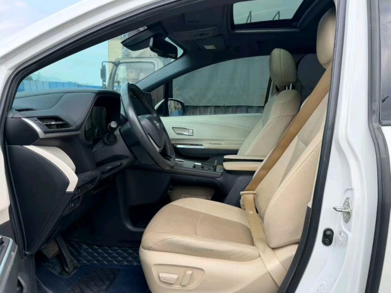 厦门22年丰田塞纳4