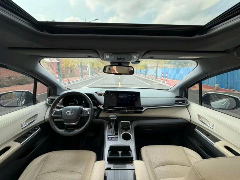 厦门22年丰田塞纳5