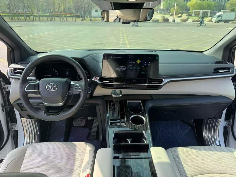 淮安25年丰田塞纳3