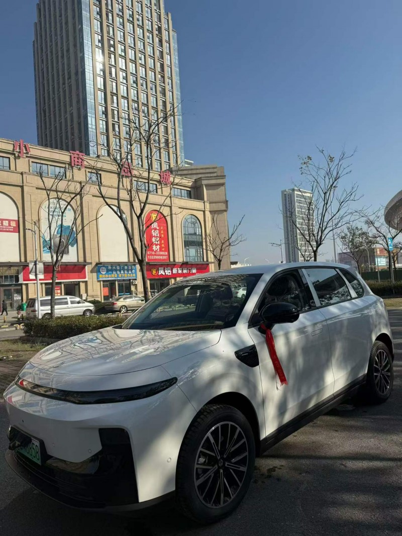 襄阳25年零跑汽车B102