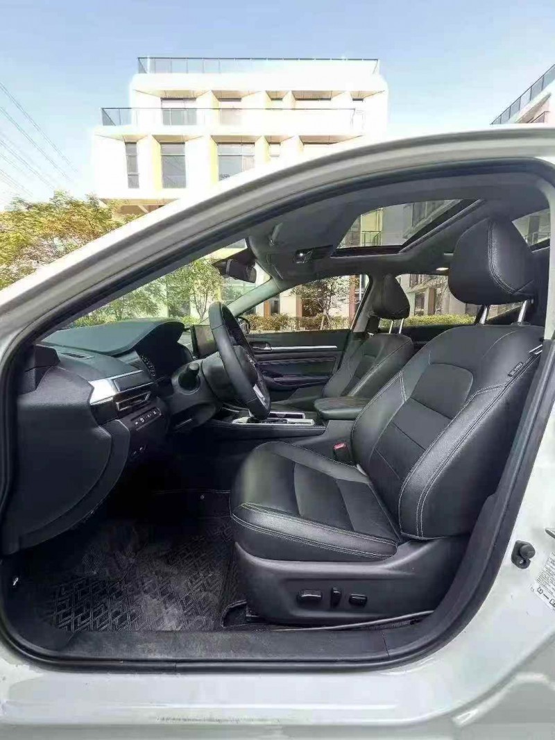 广州25年日产天籁5