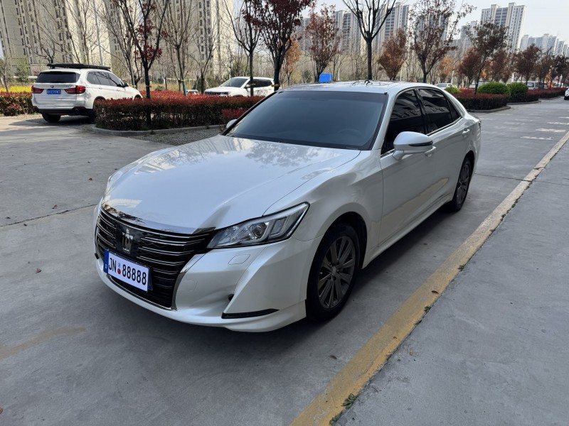 济宁18年丰田皇冠2