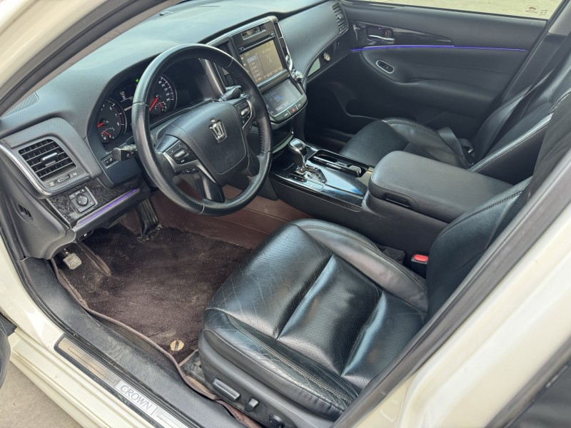 济宁18年丰田皇冠4