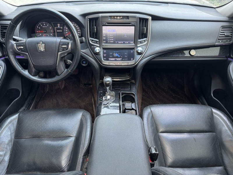 济宁18年丰田皇冠5