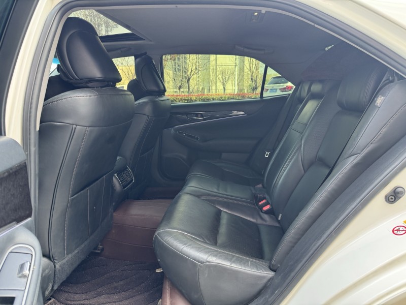 济宁18年丰田皇冠6