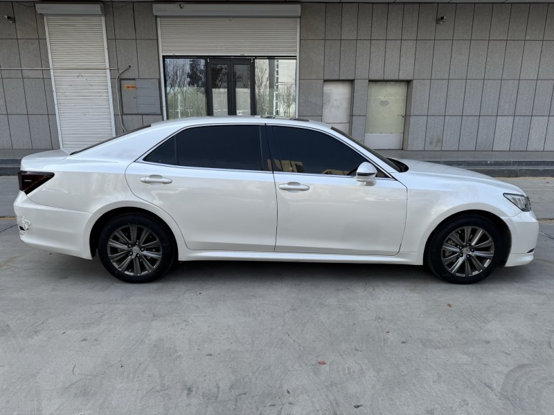 济宁18年丰田皇冠8