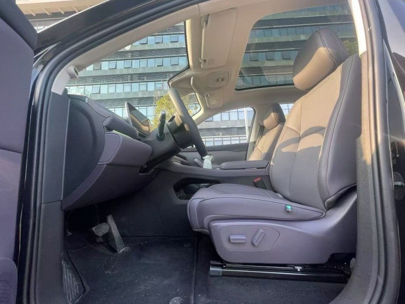 东莞26年零跑汽车C104