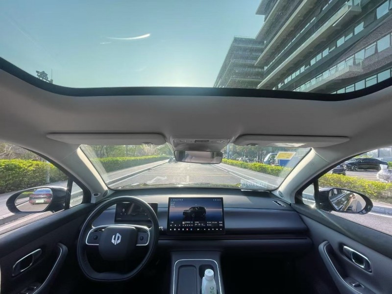 东莞26年零跑汽车C106